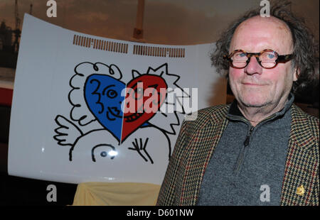 Künstler Feliks Buettner steht neben seinem Entwurf für eine Motorhaube eines VW Golf 2 als Bestandteil der Kunst-Projekt "Deutschland Unter Die Haube" in Hamburg, Deutschland, 9. November 2012. 60 Künstler gestalten ebenso viele Oberflächen der Motor Motorhauben der Fahrzeuge von VW und Trabant zur Sensibilisierung für die Differrences in lebenden Bedingungen in den Regionen der ehemaligen West- und Ostdeutschland. Foto: Engel Stockfoto