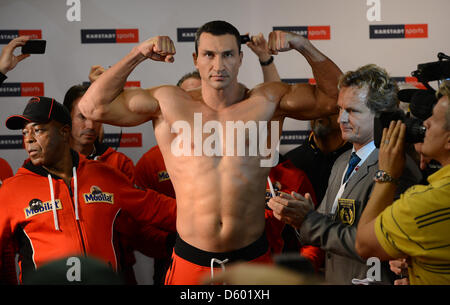 Ukrainische schwere Boxweltmeister Wladimir Klitschko posiert für Fotografen bei der offiziellen Wiegen in Hamburg, Deutschland, 9. November 2012. Polnische Boxer Mariusz Wach werden ukrainische Boxweltmeister Wladimir Klitschko für die schwere World Championship in der O2 World in Hamburg am 10. November 2012 herausfordern. Foto: MARCUS BRANDT Stockfoto