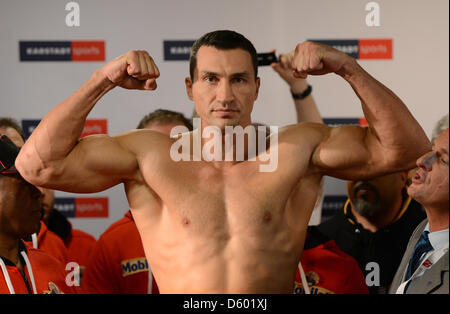 Ukrainische schwere Boxweltmeister Wladimir Klitschko posiert für Fotografen bei der offiziellen Wiegen in Hamburg, Deutschland, 9. November 2012. Polnische Boxer Mariusz Wach werden ukrainische Boxweltmeister Wladimir Klitschko für die schwere World Championship in der O2 World in Hamburg am 10. November 2012 herausfordern. Foto: MARCUS BRANDT Stockfoto