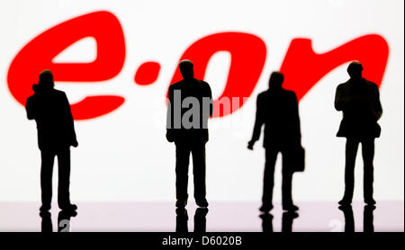 (ABBILDUNG) Eine Abbildung vom 9. November 2012 zeigt kleine Kunststoff-Figuren im Vordergrund des Logos der DAX-Unternehmen: EON in Berlin, Deutschland, 9. November 2012. Foto: Sven Hoppe Stockfoto