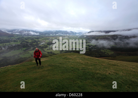 Nebligen Morgen über Keswick Stadt, Lake District National Park, Grafschaft Cumbria, England, UK. Stockfoto