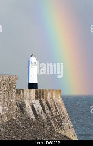 Regenbogen am Porthcawl Leuchtturm Stockfoto