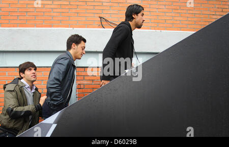 Ein Handout Bild aufgenommen am 8. November 2012 zeigt die Real Madrid-Spieler Mesut Oezil (m), Madrid Kaka, (l) und Sami Khedira (r) beim Rennen verfolgen in Madrid, Spanien. Spieler und Trainer erhielt ihre neue offizielle Fahrzeuge aus dem Team-Sponsor. Die Veranstaltung war öffentlich zugänglich und von einer großen Gruppe von Menschen besucht. Foto: Karl-Josef Hildenbrand Stockfoto