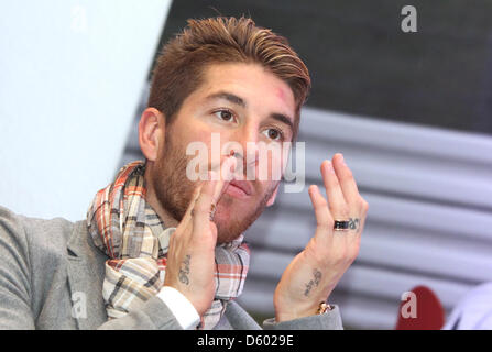 Ein Handout Bild aufgenommen am 8. November 2012 zeigt den Real Madrid-Spieler Sergio Ramos auf der Rennstrecke in Madrid, Spanien. Spieler und Trainer erhielt ihre neue offizielle Fahrzeuge aus dem Team-Sponsor. Die Veranstaltung war öffentlich zugänglich und von einer großen Gruppe von Menschen besucht. Foto: Karl-Josef Hildenbrand Stockfoto