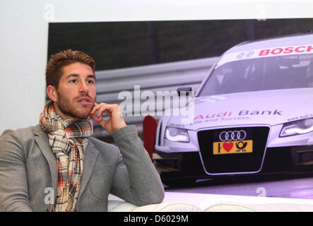 Ein Handout Bild aufgenommen am 8. November 2012 zeigt die Real Madrid Spieler Sergio Ramos am Jarama Race track in Madrid, Spanien. Spieler und Trainer erhielt ihre neue offizielle Fahrzeuge aus dem Team-Sponsor. Die Veranstaltung war öffentlich zugänglich und von einer großen Gruppe von Menschen besucht. Foto: Karl-Josef Hildenbrand Stockfoto