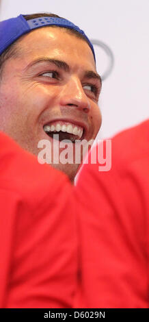 Ein Handout Bild aufgenommen am 8. November 2012 zeigt den Real Madrid-Spieler Cristiano Ronaldo am Jarama Race track in Madrid, Spanien. Spieler und Trainer erhielt ihre neue offizielle Fahrzeuge aus dem Team-Sponsor. Die Veranstaltung war öffentlich zugänglich und von einer großen Gruppe von Menschen besucht. Foto: Karl-Josef Hildenbrand Stockfoto