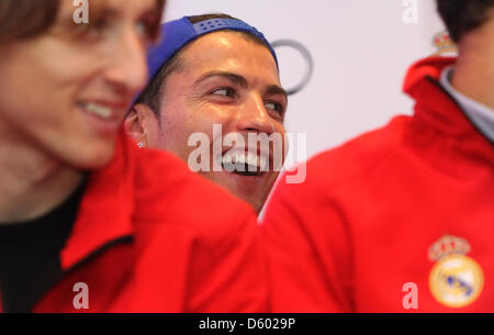 Ein Handout Bild aufgenommen am 8. November 2012 zeigt den Real Madrid-Spieler Cristiano Ronaldo am Jarama Race track in Madrid, Spanien. Spieler und Trainer erhielt ihre neue offizielle Fahrzeuge aus dem Team-Sponsor. Die Veranstaltung war öffentlich zugänglich und von einer großen Gruppe von Menschen besucht. Foto: Karl-Josef Hildenbrand Stockfoto