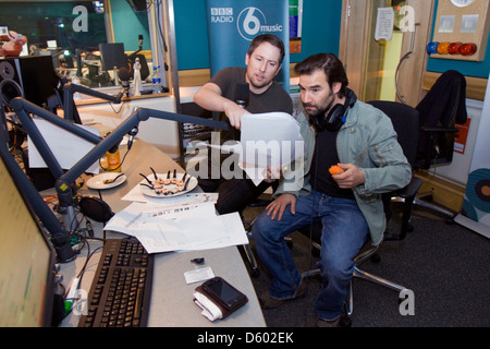 Adam Buxton und Joe Cornish, zeigen englische Komiker aus dem Adam und Joe Radio BBC 6 Music, London, England. Stockfoto