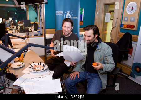 Adam Buxton und Joe Cornish, zeigen englische Komiker aus dem Adam und Joe Radio BBC 6 Music, London, England. Stockfoto