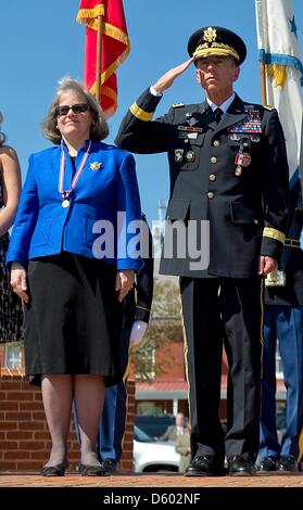 Datei - Holly Petraeus und Vereinigte Staaten Armee-General David H. Petraeus beobachten den Einmarsch der gemeinsamen Service-Farben-Schutz bei der Abschiedsfeier und Streitkräfte Abschied für Petreaus, Joint Base Meyer-Henderson Hall, VA., 31. August 2011. Petraeus tritt in den Ruhestand nach 37 Berufsjahren, der Direktor der Central Intelligence Agency zu werden. Auf Freitag, 9. November 2012, Davi Stockfoto