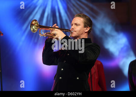 Stefan Mross ist auf der Bühne während der Generalprobe für die traditionelle Volksmusik-Show Musikantenstadl auf der Olypiahalle in München, 9. November 2012 abgebildet. Foto: Bodo Schackow Stockfoto