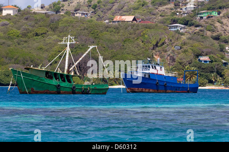 Helle farbige Fischerboote vertäut auf einen türkisfarbenen karibischen Meer in Clifton Harbor, Union Island; Saint Vincent und die Grenadinen Stockfoto