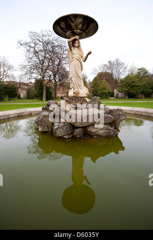 Nahaufnahme von Brunnen in Iveagh Gardens Dublin Stockfoto