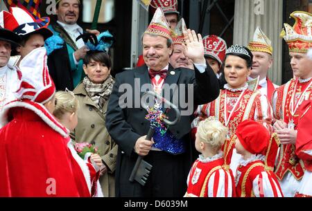 Bürgermeister von Cottbus, FRank Szymanski (C, SPD) ist einen überdimensionalen Schlüssel zu der City Hall und winkt der Menschenmenge vor dem Rathaus in Cottbus, Deutschland, 11. November 2012. Der Start der neuen Karneval Saison 2012/2013 wurde in vielen Regionen in Deutschland gefeiert. Foto: Thomas Eisenhuth Stockfoto