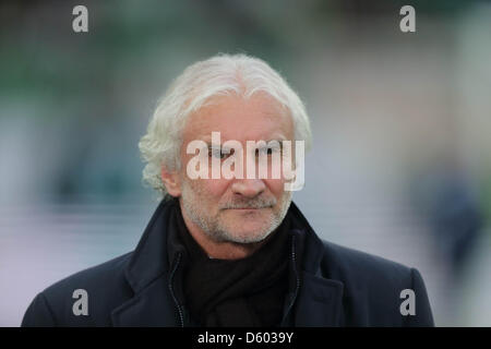 Leverkusens Sportdirektor Rudi Voeller ist vor der Bundesliga-Fußballspiel zwischen dem VfL Wolfsburg und Bayer Leverkusen in der Volkswagen Arena in Wolfsburg, Deutschland, 11. November 2012 abgebildet. Foto: JENS WOLF (Achtung: EMBARGO Bedingungen! Die DFL ermöglicht die weitere Nutzung der nur bis zu 15 Bilder (keine Sequntial Bilder oder Video-ähnliche Reihe der Bilder erlaubt) über t Stockfoto