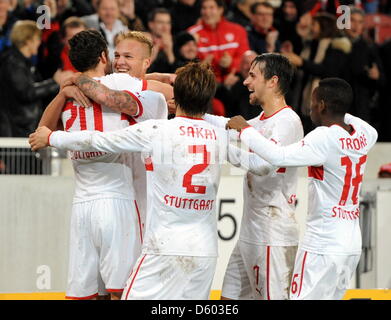 Stuttgarts Christian Gentner (L-R) feiert sein 1: 0-Tor mit Teamkollegen Raphael Holzhauser, Gotoku Sakai, Martin Harnik und Arthur Boka während der Fußball-Bundesliga zwischen VfB Stuttgart und Hannover 96 in der Mercedes-Benz Arena in Stuttgart, Deutschland, 11. November 2012 übereinstimmen. Foto: BERND WEISSBROD (Achtung: EMBARGO Bedingungen! Die DFL ermöglicht die weitere Nutzung von bis zu 15 Stockfoto