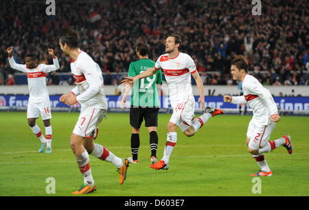 Stuttgarts Christian Gentner (2-R) feiert sein 1: 0-Tor mit Teamkollegen Arthur Boka (L), Martin Harnik (2-L) und Gotoku Sakai (R) während der Fußball-Bundesliga zwischen VfB Stuttgart und Hannover 96 in der Mercedes-Benz Arena in Stuttgart, Deutschland, 11. November 2012 entsprechen. Foto: BERND WEISSBROD (Achtung: EMBARGO Bedingungen! Die DFL ermöglicht die weitere Nutzung von bis zu 15 Bildern Stockfoto