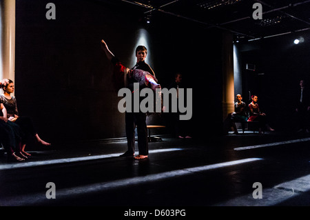 Zweite Jahr BTEC Performing Arts Studenten an Coleg Ceredigion, Aberystwyth, Durchführung einer Adaption von Bizets CARMEN. Stockfoto