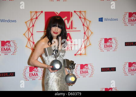 Britische Sängerin Carly Rae Jepsen posiert mit ihren zwei Auszeichnungen für Best Song und Best Push im Presseraum der MTV Europa Musik Awards (EMA) in der Festhalle in Frankfurt am Main, 11. November 2012. Preisverleihung der Musik-TV-Kanal ist in seinem 19. Jahr und erkennt Talent auf der europäischen Musikszene. Foto: Hubert Boesl Stockfoto