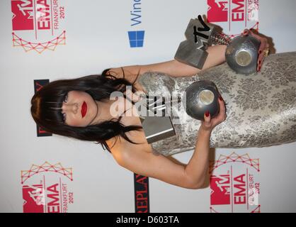 Britische Sängerin Carly Rae Jepsen posiert mit ihren zwei Auszeichnungen für Best Song und Best Push im Presseraum der MTV Europa Musik Awards (EMA) in der Festhalle in Frankfurt am Main, 11. November 2012. Preisverleihung der Musik-TV-Kanal ist in seinem 19. Jahr und erkennt Talent auf der europäischen Musikszene. Foto: Hubert Boesl Stockfoto