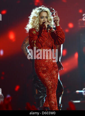 Britische Sängerin Rita Ora führt bei der MTV Europa Musik Awards (EMA) 2012 in Festhalle in Frankfurt am Main, Sonntag, 11. November 2012 statt. Preisverleihung der Musik-TV-Kanal ist in seinem 19. Jahr und erkennt Talent auf der europäischen Musikszene. Foto: Arne Dedert/dpa Stockfoto