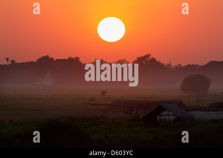 Spektakulären Sonnenuntergang über der Reisfelder und Pagoden, betrachtet aus U Bein Brücke Teakholz, Myanmar 1 Stockfoto