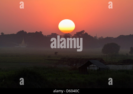 Spektakulären Sonnenuntergang über der Reisfelder und Pagoden, betrachtet aus U Bein Brücke Teakholz, Myanmar 2 Stockfoto