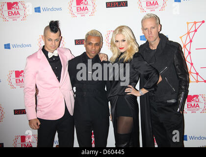 Musiker Adrian Young (l-R), Tony Kanal, Gwen Stefani und Tom Dumont "Keinen Zweifel" ankommen für MTV Europe Music Awards (EMA) in der Festhalle in Frankfurt am Main, Deutschland, am 11. November 2012. Preisverleihung der Musik-TV-Kanal ist in seinem 19. Jahr und erkennt Talent auf der europäischen Musikszene. Foto: Hubert Boesl Stockfoto