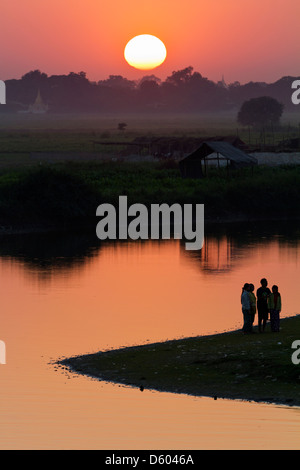 Spektakulären Sonnenuntergang über der Reisfelder und Pagoden, betrachtet aus U Bein Brücke Teakholz, Myanmar 4 Stockfoto