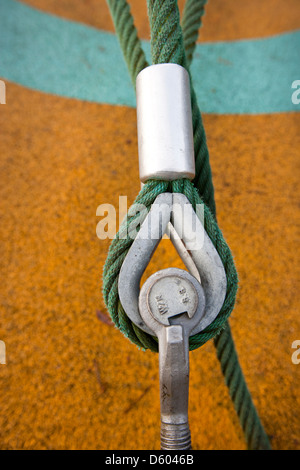 Ringschraube sichert Kabel am Boden Stockfoto