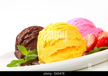 Drei Kugeln Eis mit verschiedenen Geschmacksrichtungen Stockfoto