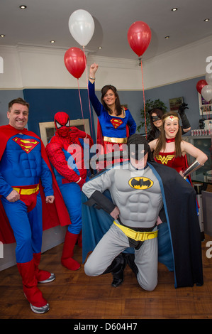 Personal an ALEXANDERS Vermietungen in Aberystwyth dress als Superhelden, wie sie für Comic Relief 2013 Geld Stockfoto
