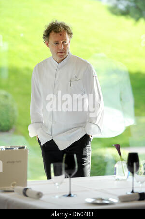 Ein Datei-Bild zeigt Sternekoch Sven Elberfeld im Restaurant Aqua des Ritz Carlton Hotels in Wolfsburg, Deutschland, 13. September 2012. Elverfeld führt noch einmal die Liste der unteren sächsischen Sterneköche in 2013. Foto: DOMINIQUE LEPPIN Stockfoto