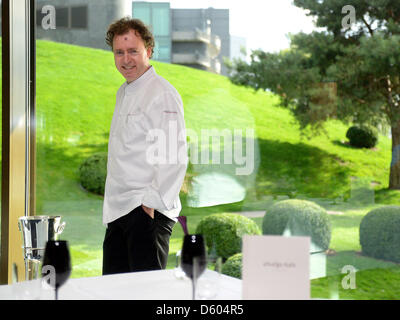 Ein Datei-Bild zeigt Sternekoch Sven Elberfeld im Restaurant Aqua des Ritz Carlton Hotels in Wolfsburg, Deutschland, 13. September 2012. Elverfeld führt noch einmal die Liste der unteren sächsischen Sterneköche in 2013. Foto: DOMINIQUE LEPPIN Aufmerksamkeit: Embargo Bedingungen - nicht vor 6 p m am 12. November 2012 verwendet werden. Stockfoto