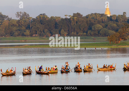 Touristischen Boote Futter bis auf Taungthaman See, Myanmar, Sonnenuntergang über U Bein Teakholz Brücke 5 Anzeigen Stockfoto