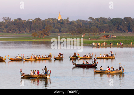 Touristischen Boote Futter bis auf Taungthaman See, Myanmar, Sonnenuntergang über U Bein Teakholz Brücke 2 anzeigen Stockfoto