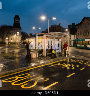 Aberystwyth Wales UK: ÖPNV Gateway Depot Wartehallen - Menschen warten auf einen Bus in der Nacht Stockfoto