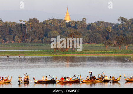 Touristischen Boote Futter bis auf Taungthaman See, Myanmar, Sonnenuntergang über U Bein Teakholz Brücke 1 Anzeigen Stockfoto