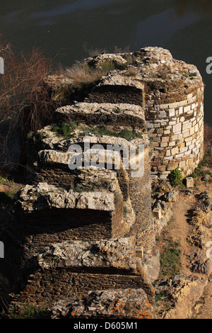 Ruinen der späten Römerzeit River Tower (Rio Torre) durch den Fluss Guadiana in Mértola, Alentejo, Portugal. Stockfoto