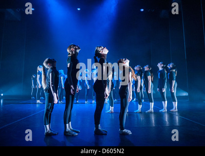 Junge Mitglieder der Aberystwyth Arts Centre Dance School Ballett Show tanzen auf der Bühne, UK Stockfoto