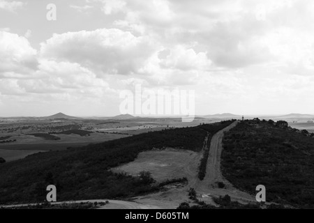 Wolken über Felder und Hügel im Alentejo, Portugal. Stockfoto