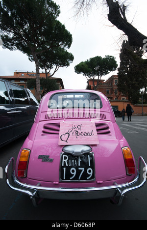 ROM, ITALIEN. Rückansicht des einen rosa Fiat 500L mit "Just married" Schild. 2013. Stockfoto