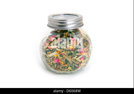 weißer Tee mit Frucht und trockene Blume Ergänzungen in Glas über weiß Stockfoto