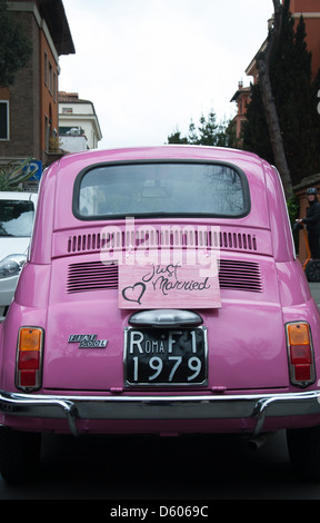 ROM, ITALIEN. Rückansicht des einen rosa Fiat 500L mit "Just married" Schild. 2013. Stockfoto