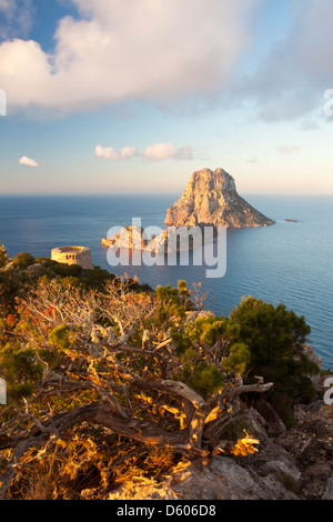 Es Vedrà und Es Vedranell Islots von Torre des Savinar, Sant Josep de Sa Talaia, Ibiza, Illes Balears, Spanien Stockfoto