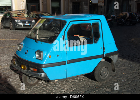 Ein kleines dreirädriges Auto. Stockfoto