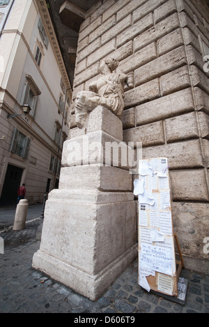 ROM, ITALIEN. Die Statue des Pasquino, eines Roms "sprechenden Statuen", am Piazza Pasquino im Centro Storico. 2013. Stockfoto