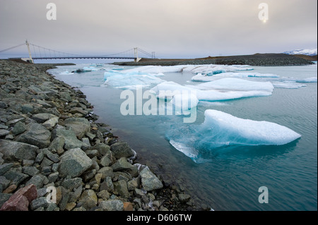 Blaue Eisberge schwimmen in Richtung Meer in der Jökulsárlón Lagune Stockfoto