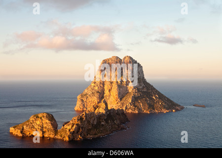 Es Vedrà und Es Vedranell Islots von Torre des Savinar, Sant Josep de Sa Talaia, Ibiza, Illes Balears, Spanien Stockfoto