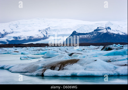 Blaue Eisberge schwimmen in der Lagune Jökulsárlón Stockfoto